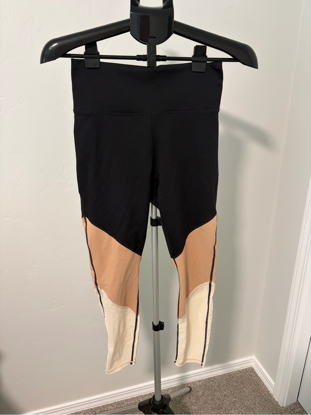 Powerhold by Fabletics Black Leggings with Beige and Cream Panels size Small